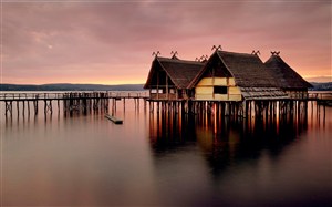 夕阳湖畔木屋风景画