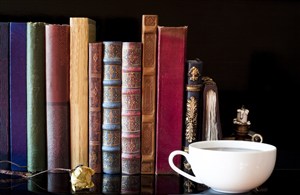 欧式彩色复古书籍和白色咖啡杯高清图片