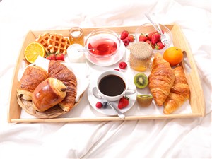 木质托盘中的各种营养早餐高清图片