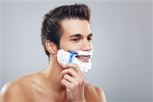 面部涂抹着胡须膏刮胡子的男士高清图片