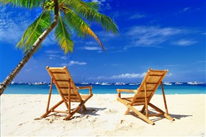 椰树蓝天白云沙滩木椅风景画