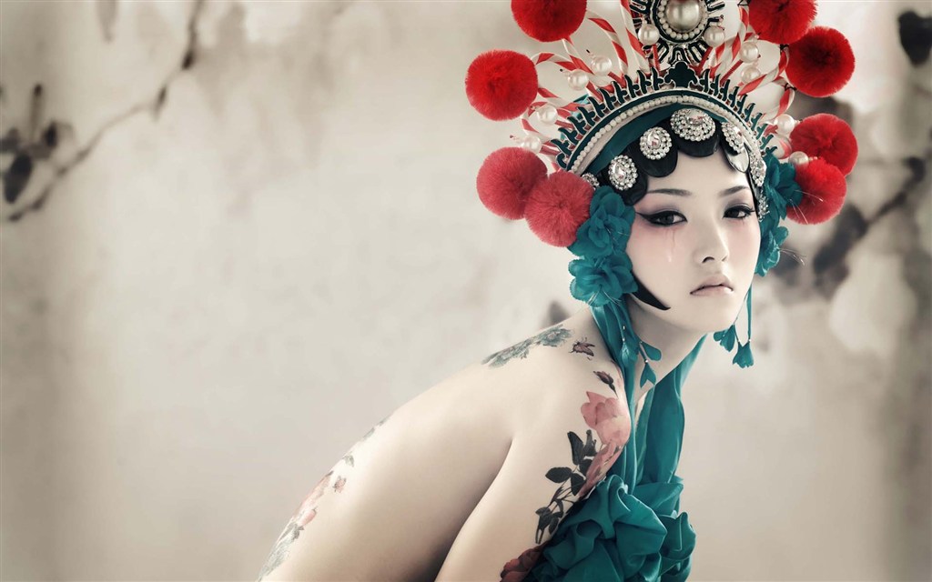 中国戏剧背部纹身美女