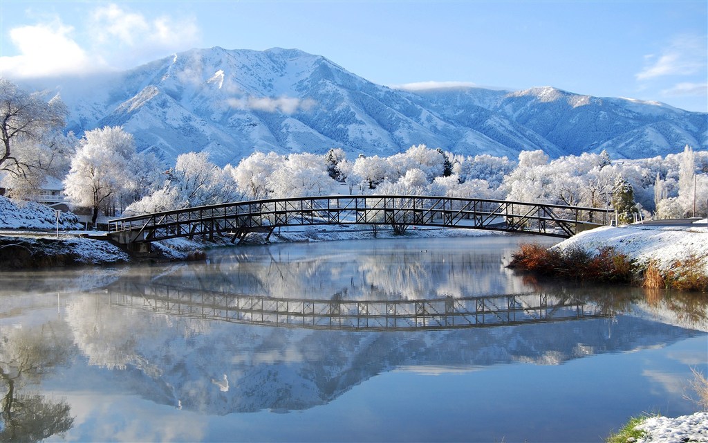 雪山湖畔高清风景画