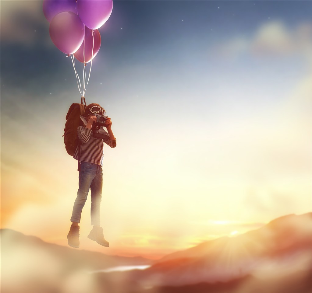 背包上的气球和飘上天空的孩子