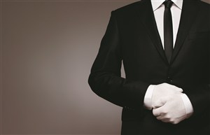 穿着黑色西装双手置于胸前的商务人士高清图片