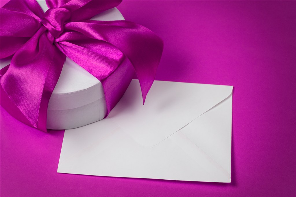 紫色背景上的丝带礼物盒和信封高清图片