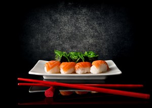 三文鱼寿司拼盘高清图片