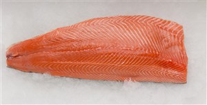 冰块中的三文鱼腩高清图片