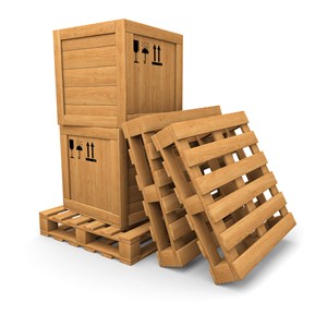 堆放的木托盘和木质包装箱 