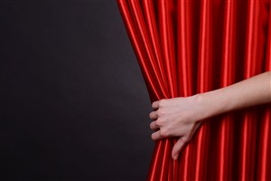 被手剥开的红色窗帘幕布高清图