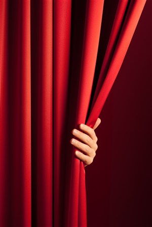 手拉开的红色窗帘幕布高清图片