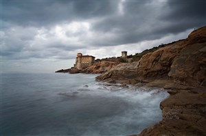 高清乌云密布海边城堡风景图片