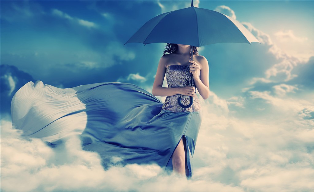 打着伞穿着蓝色长裙走在云端的美女高清图片