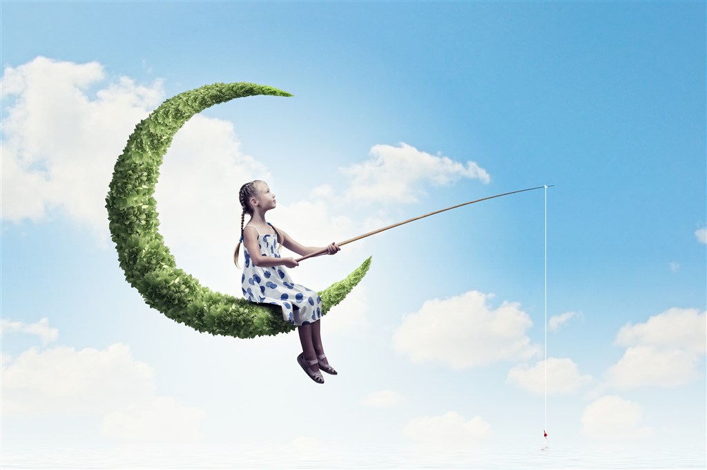 坐在月亮上垂钓的小女孩高清图