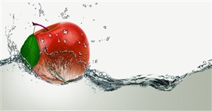 扔进水中的红苹果溅起的水花 