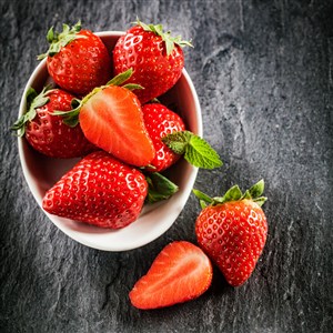 一小碗精致的草莓