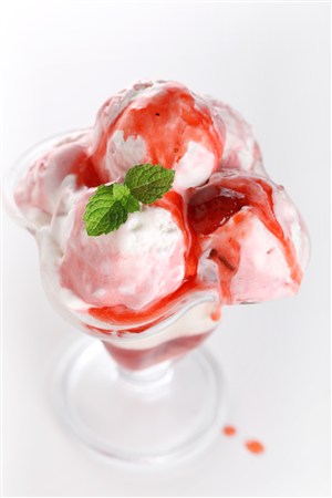 一小杯草莓冰淇淋