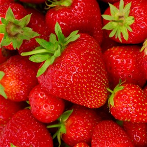 个大饱满的草莓
