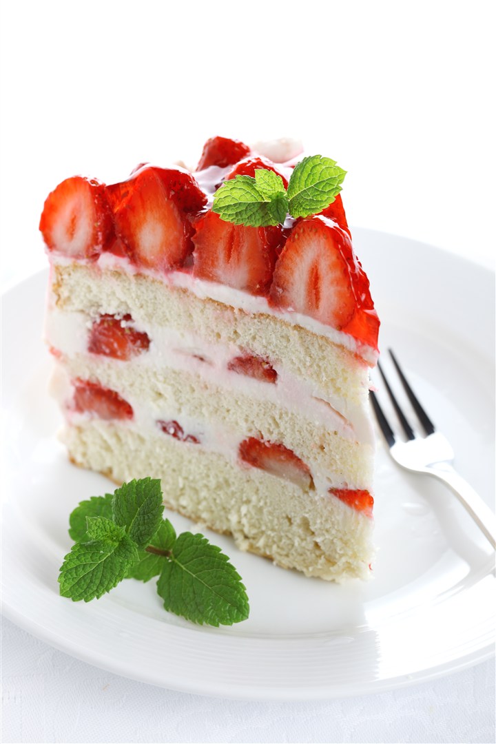 一小块切成三边形草莓蛋糕