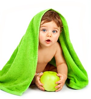 披着绿色浴巾抱着青苹果的宝宝图片