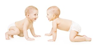 双胞胎爬行宝宝图片