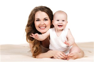 开心微笑的妈妈和宝宝亲子图片