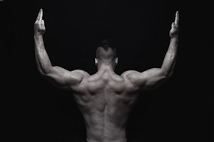黑色背景举起手臂的男人肌肉男健美图片
