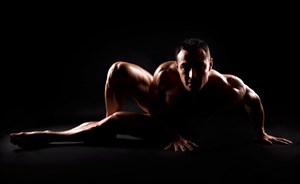 黑色背景下全身裸露的男人肌肉男健美图片