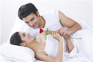 床上送玫瑰花的情侣图片
