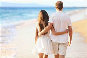 沙滩边情侣背景图片