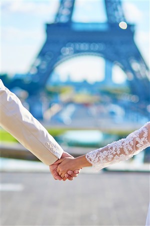 巴黎铁塔下情侣牵手图片
