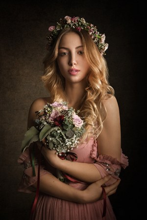 抱着鲜花的长发欧美美女肖像艺术写真图片