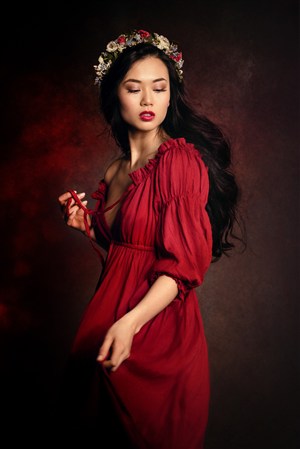 穿红色低胸服装的欧美美女肖像艺术写真图片