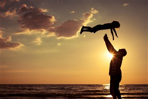 海边与宝宝玩耍的家庭父子父亲节图片