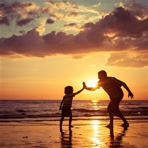 海边握手的家庭父子父亲节图片
