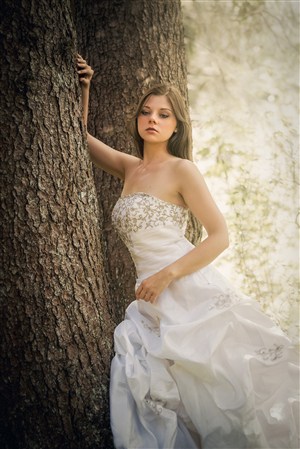 树林里趴在大树上的欧美美女肖像艺术写真图片