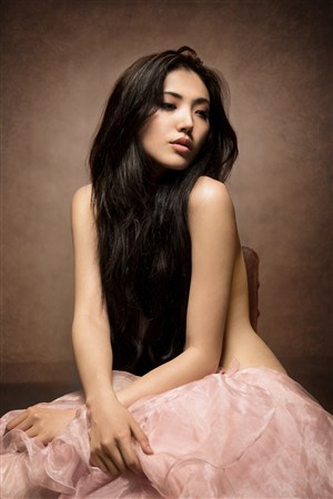 上半身裸露的亚洲美女肖像艺术写真图片