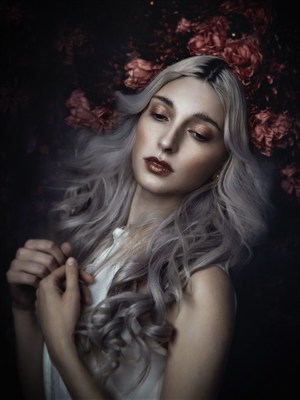玫瑰背景上的欧美美女肖像艺术写真图片