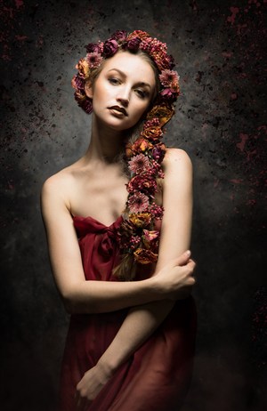 头上扎满鲜花的欧美美女肖像艺术写真图片