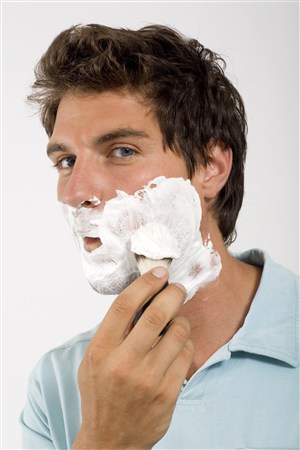 国外男人图片剃须刮胡子