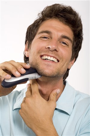 微笑的成熟男人图片剃须刮胡子