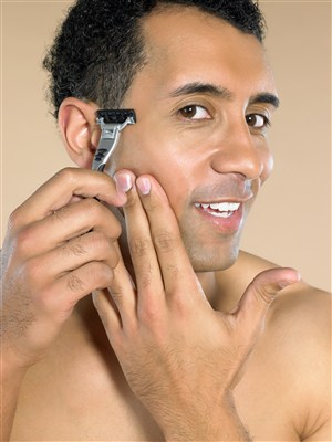 正在剃须刮胡子的国外男人图片