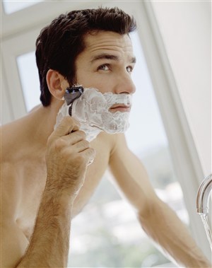 满脸泡泡剃须刮胡子的男人图片