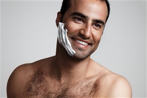 长胸毛剃须刮胡子的男人图片