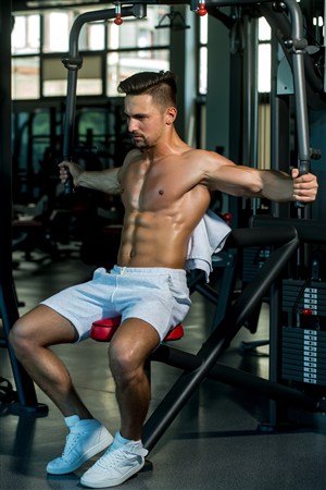 练臂力的男人图片肌肉男健身健美