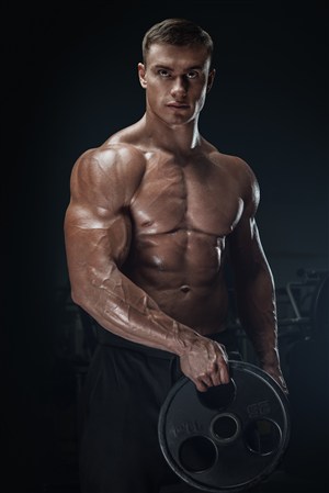 血管暴起的男人图片肌肉男健身健美