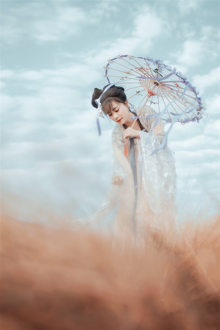 打着小伞的古装美女图片