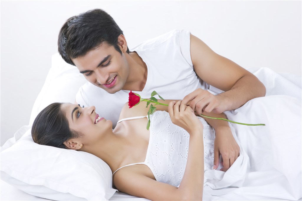 床上送玫瑰花的情侣图片