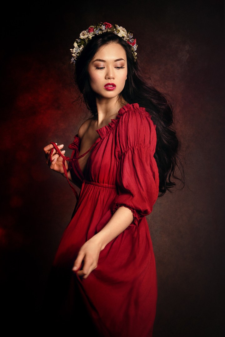 穿红色低胸服装的欧美美女肖像艺术写真图片