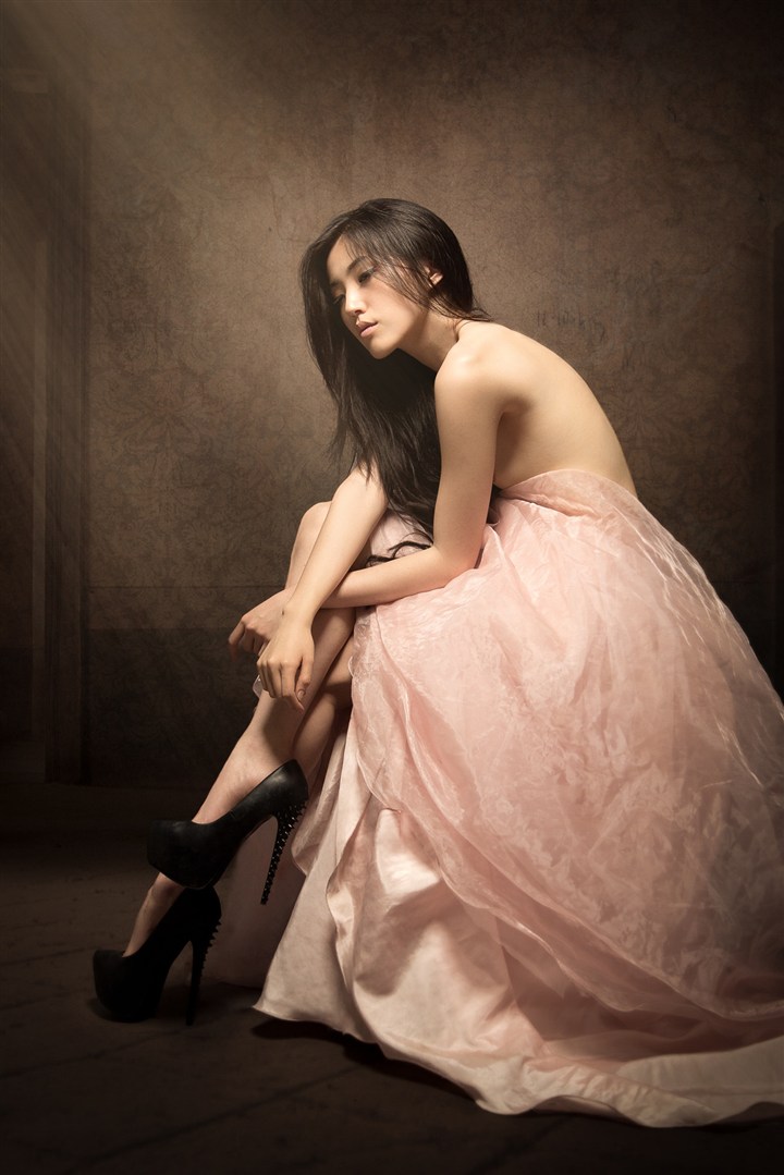 穿露背長(cháng)裙的歐美美女肖像藝術(shù)寫(xiě)真圖片